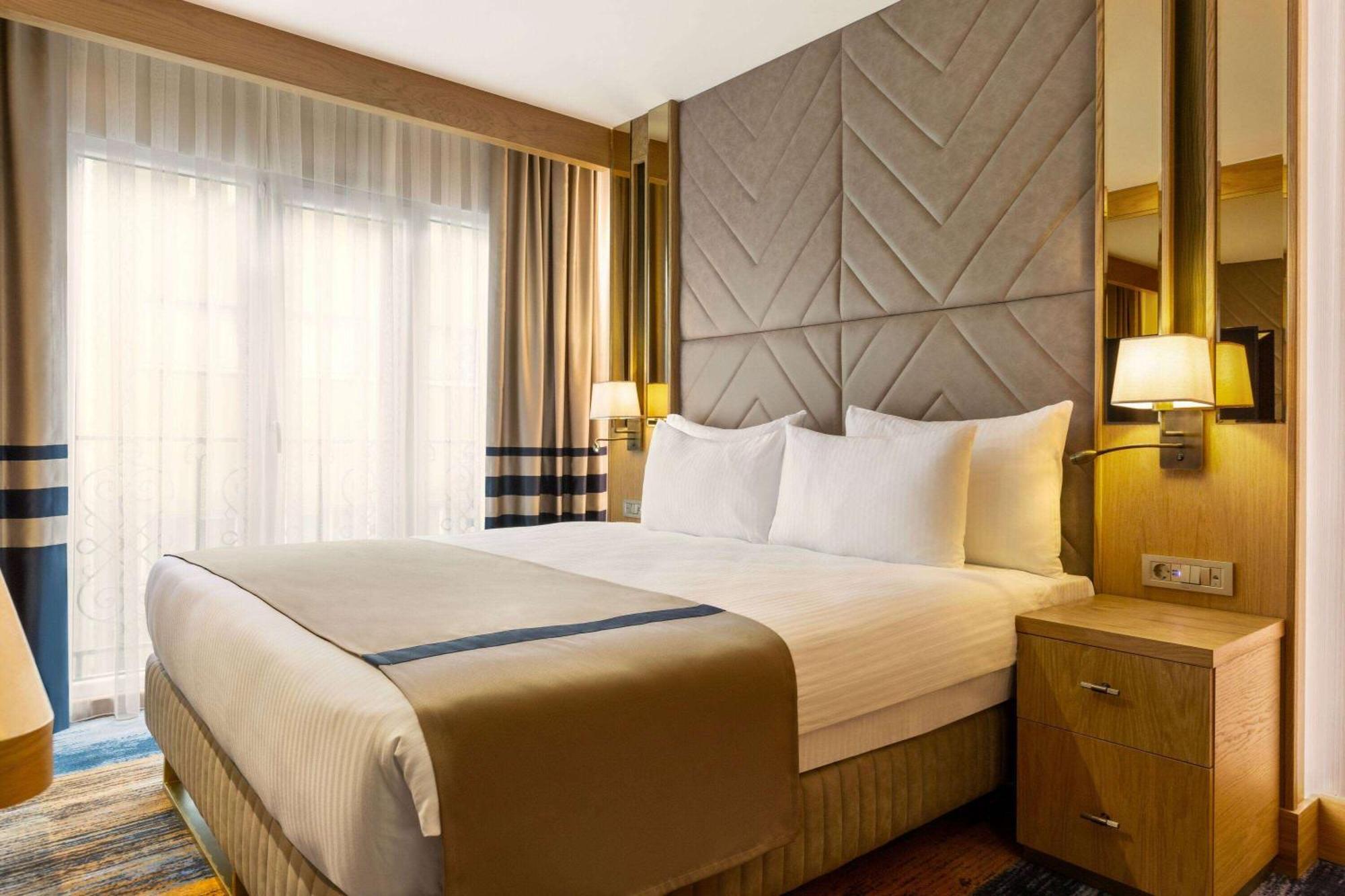 Days Inn By Wyndham Istanbul Bomonti Exterior photo