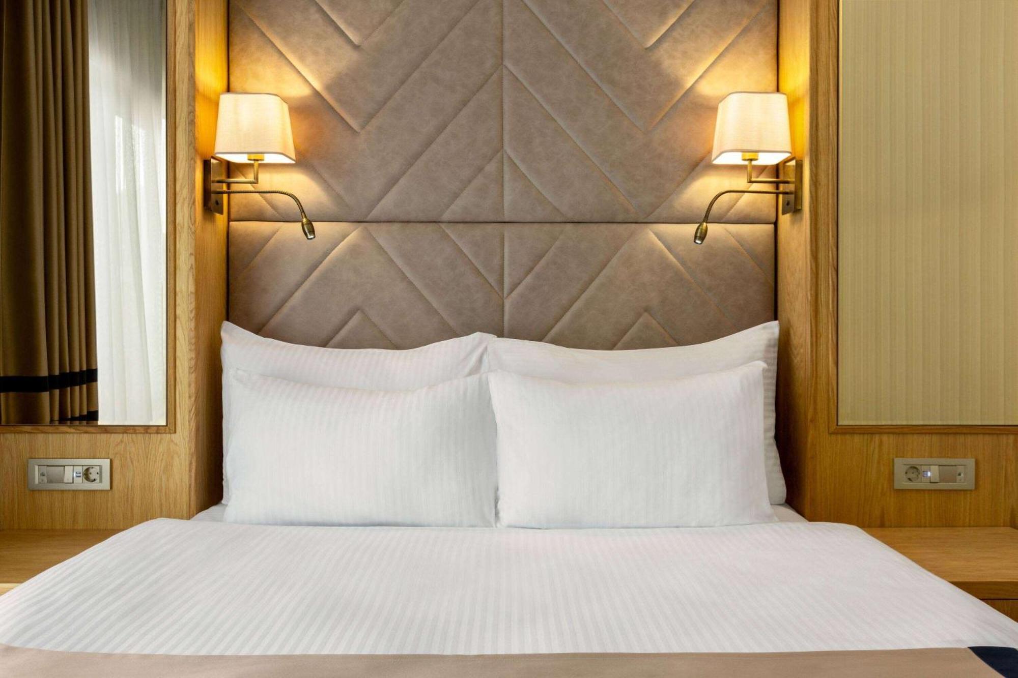 Days Inn By Wyndham Istanbul Bomonti Exterior photo