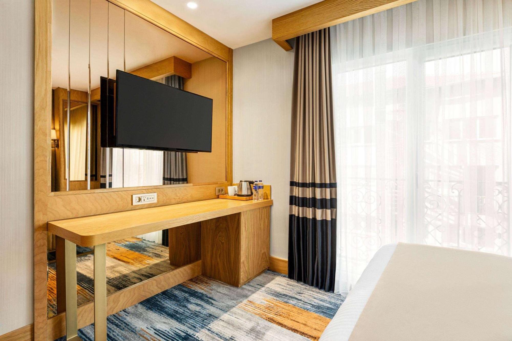 Days Inn By Wyndham Istanbul Bomonti Exterior photo