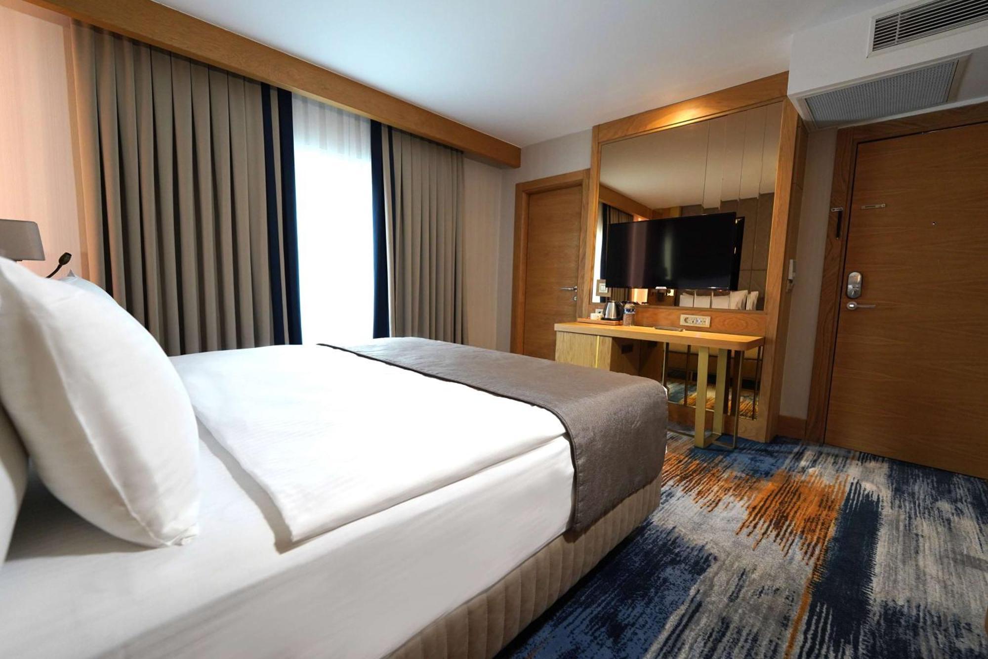 Days Inn By Wyndham Istanbul Bomonti Exterior photo