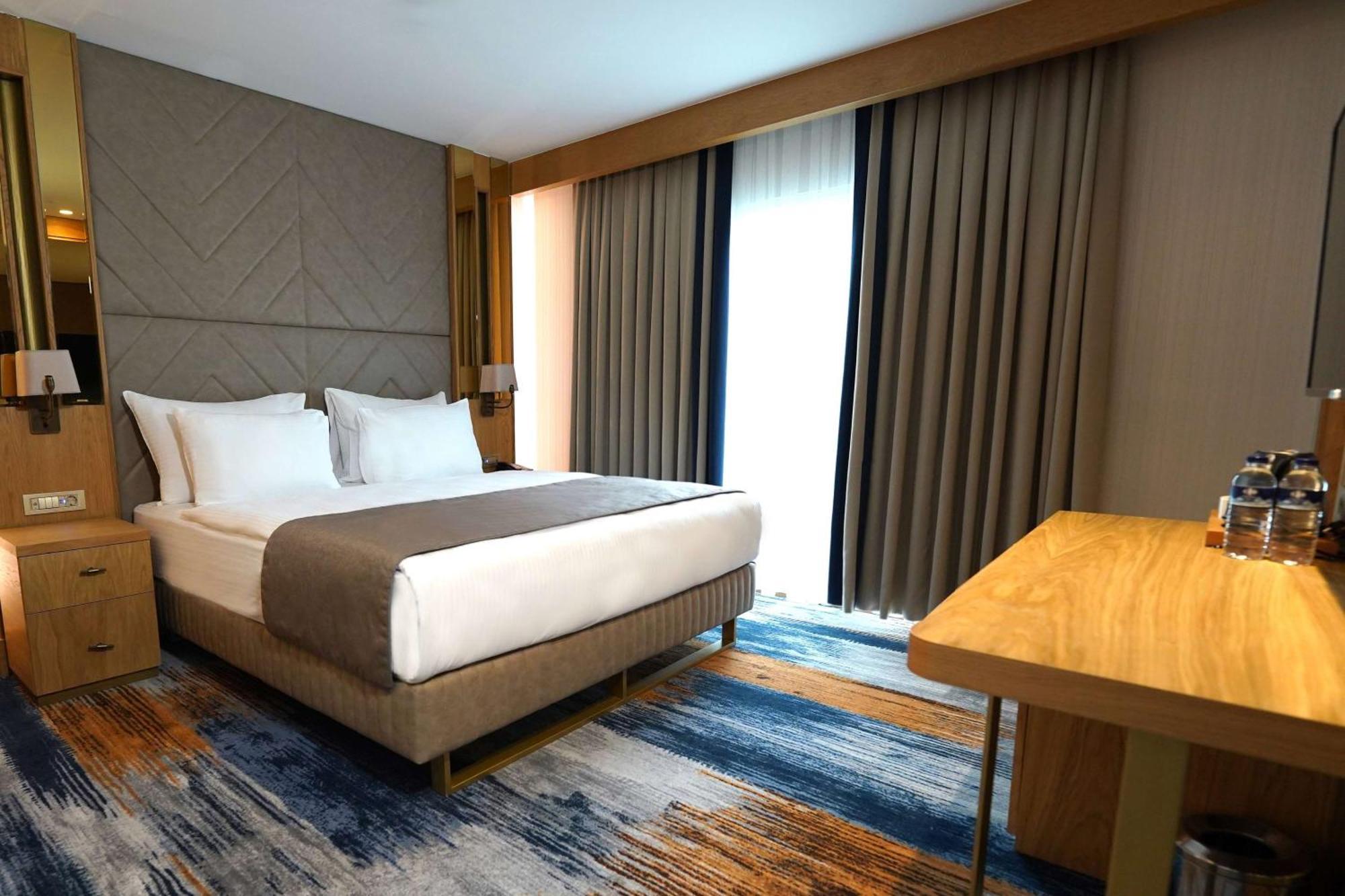 Days Inn By Wyndham Istanbul Bomonti Exterior photo