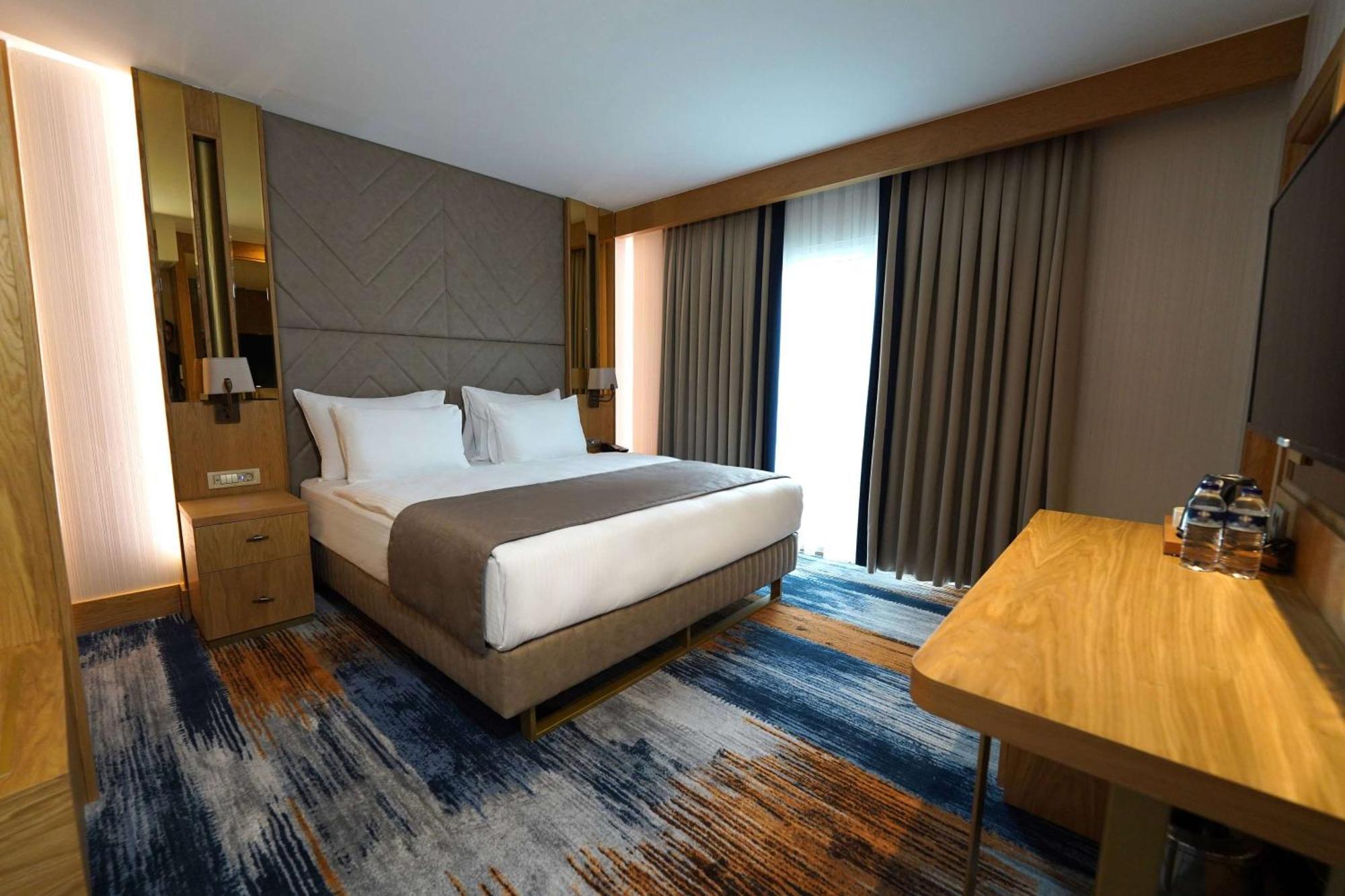 Days Inn By Wyndham Istanbul Bomonti Exterior photo